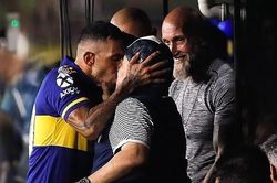 Tevez hôn Maradona trước trận đấu để lấy may