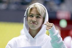 Chết cười với những lần 'sân si' chiều cao hết mình của Jimin BTS