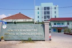 Bác sĩ khám cho nữ bệnh nhân nhiễm Covid-19 tự nguyện cách ly ở Khánh Hòa