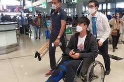 Đình Trọng và Duy Mạnh đã sang Singapore kiểm tra chấn thương