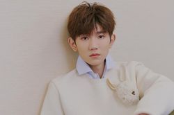 Mẹ Vương Nguyên khóc, hối hận khi cho con trai gia nhập giới giải trí quá sớm