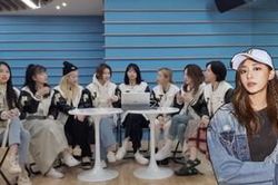Không tham dự cùng nhóm do đang tự cách ly, Twice tìm cách giúp Tzuyu xuất hiện trong livestream khiến fan 'bật ngửa'