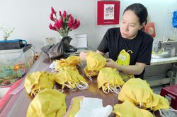 May khẩu trang vải phát miễn phí cho cộng đồng