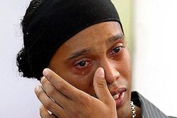 Ronaldinho đối mặt nguy cơ ngồi tù 6 tháng