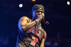 Rapper người Mỹ tấn công phụ nữ