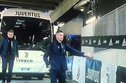 Bật cười với hành động bắt tay CĐV tưởng tượng của Ronaldo