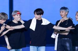 Những khoảnh khắc BTS hoàn toàn chỉ biết dán mắt 'út vàng' Jungkook