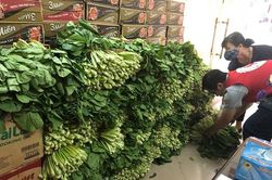 Hỗ trợ nhu yếu phẩm cho các hộ dân bị cách ly ở phường Trúc Bạch