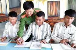 Xóa mù chữ ở trại giam