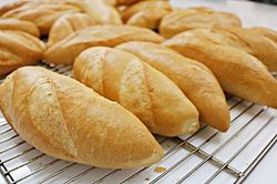 Bánh mì tuy ngon nhưng những người sau đây nên tránh xa