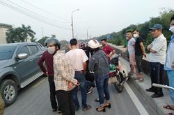 Đang lái xe máy người đàn ông bỗng ngã đập đầu xuống đường nguy kịch