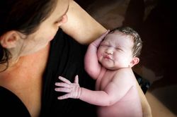 Tại sao bà bầu thời cổ đại lại sử dụng nước nóng khi chuyển dạ?