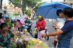 Giảm giá một nửa, hoa vẫn tồn ứ chiều 8/3