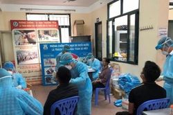 Cuộc sống của người dân bên trong khu cách ly ở Trúc Bạch ra sao?