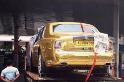Chất chơi đại gia Ấn sắm Rolls-Royce Phantom mạ vàng làm taxi