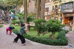 Người dân khu vực cách ly tại phố Trúc Bạch 'chống dịch COVID-19' bằng luyện tập thể dục thể thao