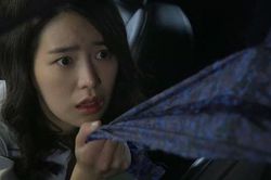 Tân hôn, chồng mặc bộ quần áo cũ vợ anh mua, treo ảnh vợ khắp căn phòng và cấm tôi đừng động vào anh
