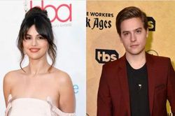 Selena Gomez bất ngờ tiết lộ về nụ hôn đầu đời