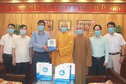 Tặng dung dịch sát khuẩn tay cho các tổ chức tôn giáo