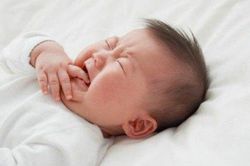 Trẻ hay giật mình khi ngủ có phải là bệnh?