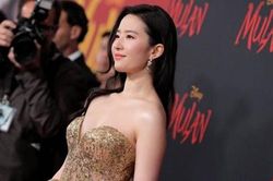 Lưu Diệc Phi diện váy cúp ngực trên thảm đỏ