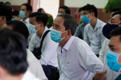 Tài xế Vinasun đeo khẩu trang dự phiên phúc thẩm vụ kiện Grab