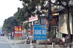 Vỉa hè phố Vác bị chiếm dụng