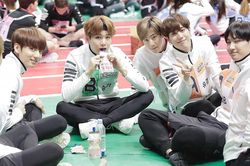 10 khoảnh khắc chứng tỏ tình bạn khăng khít giữa BTS và GOT7