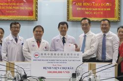 Tổng lãnh sự quán Trung Quốc tại TPHCM trao tặng 600 khẩu trang N95 cho Bệnh viện Chợ Rẫy