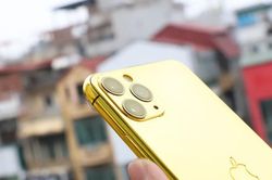Tận thấy iPhone Pro Max mạ vàng 24K tại Việt Nam
