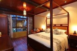 Cửa phòng khách sạn bị đập liên hồi, cô gái trẻ cầu cứu cảnh sát giữa đêm