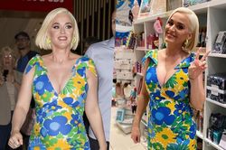 Katy Perry xuất hiện với chiếc bụng bầu đi mua đồ chơi cho em bé sắp sinh tại Úc