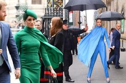 Đụng style nhưng fan nhận xét Gigi Hadid sang chảnh, đá Meghan Markle ra 'chuồng gà'