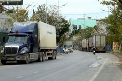 Xe tải dừng đỗ lòng đường, nguy cơ mất an toàn giao thông