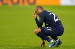 Moura rơi lệ trên sân vì bị loại khỏi Champions League