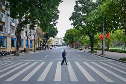 Đường phố Hà Nội vắng như Tết vì dịch Covid-19