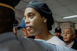 'Ronaldinho ngồi một chỗ trong tù và từ chối ăn sáng'