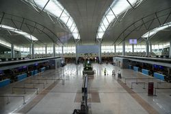Sân bay Tân Sơn Nhất vắng hoe do dịch Covid-19