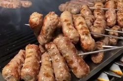 Đầu bếp chế biến thịt viên kiểu Thổ Nhĩ Kỳ kích thích vị giác