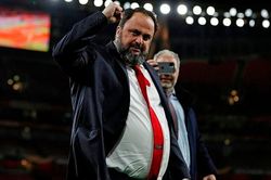 Ông chủ Olympiakos và Nottingham Forest nhiễm Covid-19