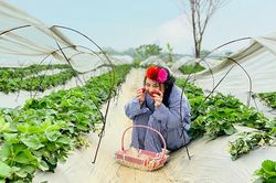 Mặc đồ 'bệnh nhân' chạy tung tăng khắp phố, cô gái gây sốt MXH