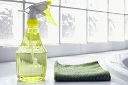 Vệ sinh nhà cửa đúng cách để ngăn ngừa virus corona