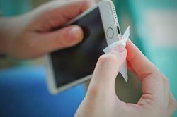 Dùng cồn vệ sinh iPhone có làm hỏng điện thoại hay không?