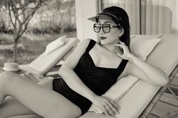 'Họa mi' Phạm Thu Hà lần đầu khoe ảnh gợi cảm với bikini