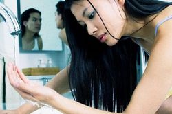 10 giờ đêm, đập cửa rầm rầm để em chồng mở cho vào mà vẫn phải chờ cả tiếng, đến khi vào nhà, tôi chết điếng với câu giải thích của em
