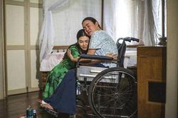 Bị cả nhà chồng quay lưng vì nghĩ tôi ganh tị với em chồng vậy mà sau một tháng nằm viện về, mẹ chồng cho tôi cuốn sổ tiết kiệm có 10 con số