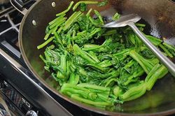 Chớ vội cho muối vào khi xào rau kẻo rau mềm nhũn, không xanh, đây mới là cách xào rau chuẩn nhất