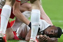 Hậu vệ RB Leipzig suýt chết trong ngày vui của đội nhà