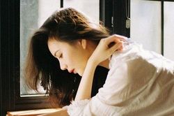 Sáng cuối tuần, chồng đích thân vào bếp nấu cho tôi bát bún thang thơm nức, rồi anh ngồi cạnh thản nhiên kể một câu chuyện khiến tôi chết lặng