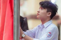 Nam sinh sở hữu góc nghiêng cuốn hút, được CĐM ưu ái đặt tên 'Hotboy kéo cờ' là ai?